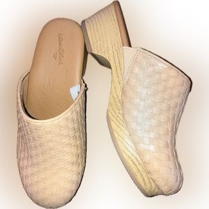 Universal Thread Tan Beige Woven Memory Foam Clogs